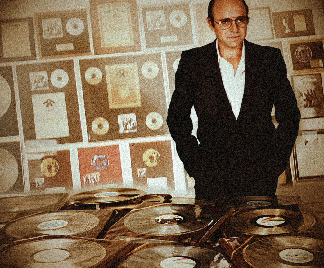 Luis Alva con sus discos de oro