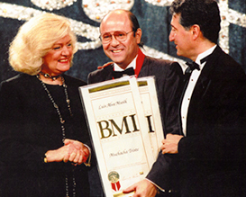 Luis Alva recibiendo el premio BMI