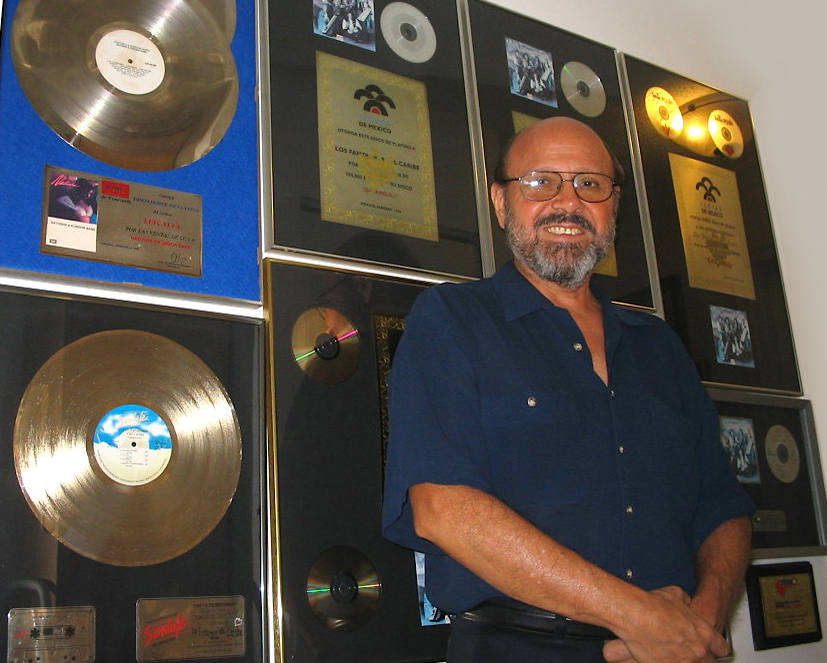 Luis Alva con su muro de platinos